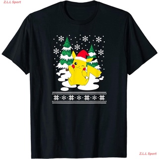 เสื้อยืดคอกลมโปเกมอน พิคาชู เสื้อยืดพิมพ์ลายการ์ตูน Pokemon Christmas Merry Pika T-Shirt เสื้อยืดผู้ เสื้อยืดผู้หญิง แฟช