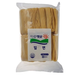 ภาพหน้าปกสินค้าพร้อมส่ง 하얀햇살 밀면 เส้นบะหมี่เย็นเกาหลี Traditional Noodle Dish (Milmyeon) 2kg ที่เกี่ยวข้อง