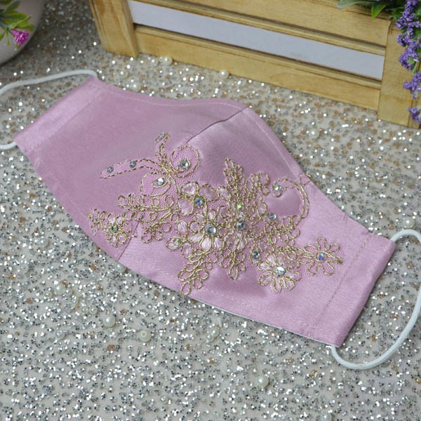 แมส-แมสผ้าไหม-ปักลูกไม้ดิ้นทอง-ติดเพชร-สีชมพูกลีบบัว-แมสปิดจมูก-ผ้าปิดจมูก-ผ้าปิดปาก-mask-กรอง3ชั้น-มีช่องสอดแผ่นกรอง