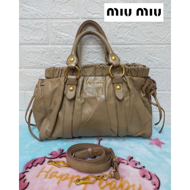 miu-miu-กระเป๋าแบรนด์แท้-miu-miu-beige-leather-two-way-bag-มือสอง-สภาพดี-สีน้ำตาล-สภาพสวยค่ะ-ไม่มีตำหนิหนัก