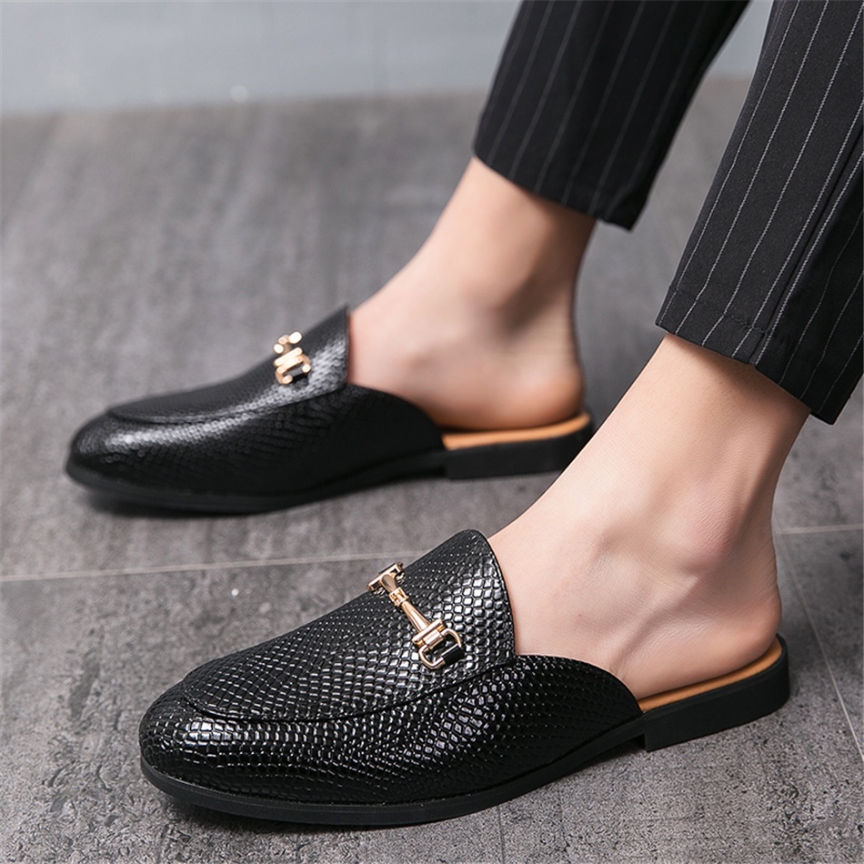 ภาพหน้าปกสินค้ารองเท้าหนัง รองเท้าหนังเปิดส้น รองเท้าผู้ชาย รองเท้าสุภาษบุรุษ รองเท้าหนังสไตล์เกาหลี ญี่ปุ่น(สีดำ)