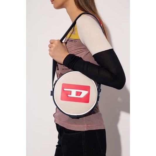 diesel-กระเป๋าสะพายข้างทรงกลมและมีสายรัดแบบเข็มขัดคาดรอบข้าง-หนังเทียมของแท้-พร้อมส่ง