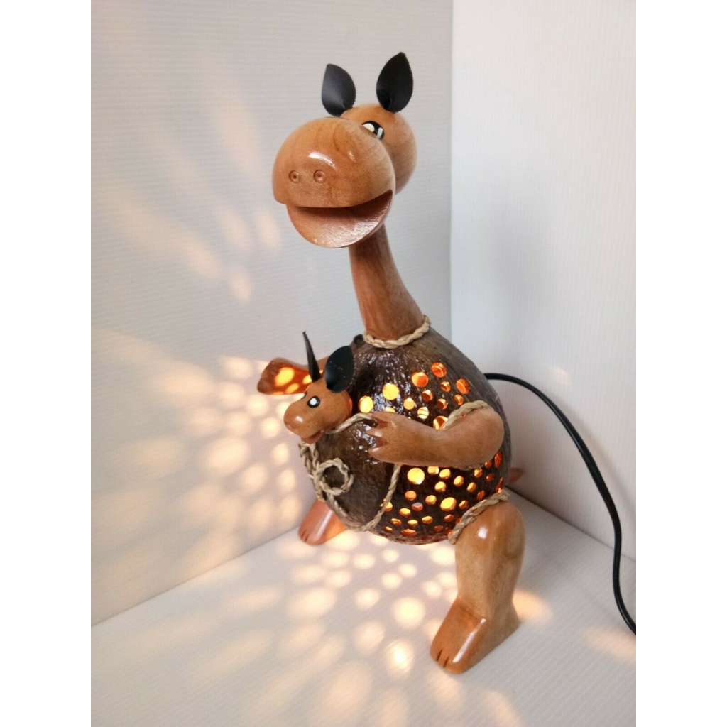 โคมไฟรูปจิงโจ้-โคมไฟตั้งโต๊ะทำจากกะลามะพร้าว-kangaroo-table-lamp-made-from-coconut-shell