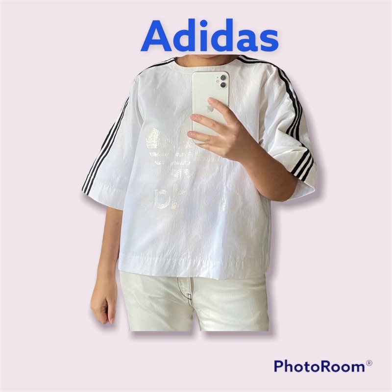 เสื้อคอกลมสีขาวยี่ห้อ-adidas