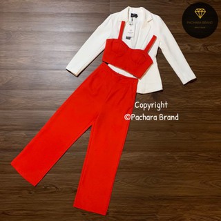 PACHARA BRAND: เซ็ต 3 ชิ้น เสื้อครอปสายเดี่ยวสีแดง งานซิปแมทช์คู่มากับกางเกงขายาวเอวสูงมาพร้อมเสื้อสูทสีขาว