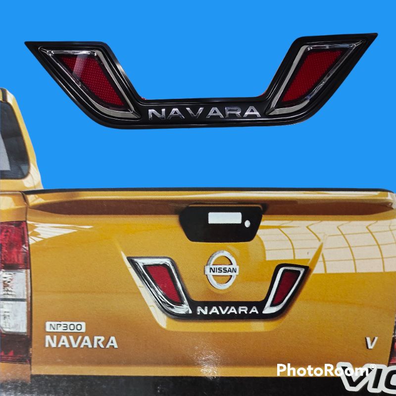 ชุดครอบปิดที่ฝาท้ายกระบะ-nissan-navaraครอบเสริมแต่งตรงโลโก้-nissan-สะท้อนแสง