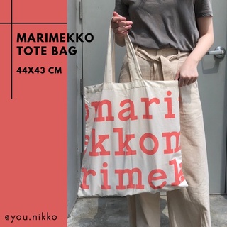 ภาพหน้าปกสินค้า[โค้ด SWWLFY ลด 12% สูงสุด 300.-] พร้อมส่ง กระเป๋าผ้า Marimekko Logo bag สีพีช ของแท้ 100% ซึ่งคุณอาจชอบราคาและรีวิวของสินค้านี้