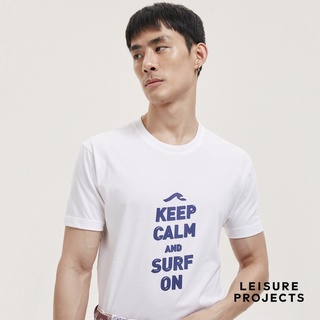 (LEISURE PROJECTS) KEEP CALM AND SURF T-SHIRT เสื้อยืด ทรง regular fit พิมพ์ลายด้านหน้า