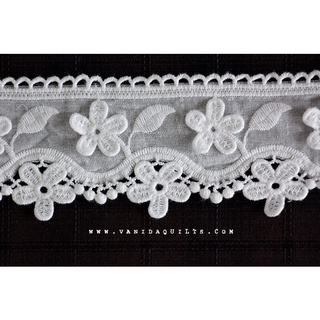 เทปผ้าลูกไม้คอตตอนสีขาว กว้าง 6.3 cm จำนวน 1 หลา ลูกไม้ระบายตกแต่งปักลายดอกไม้นูน ขนาดใหญ่ DIY Cotton Tape (รหัสzjj0131)