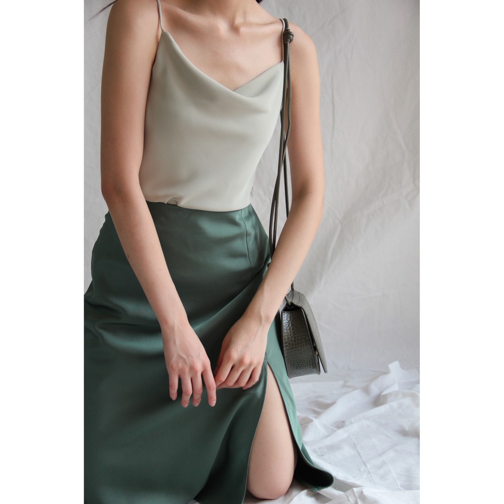 aliotte-lora-satin-midi-skirt-กระโปรงผ้าซาตินตกแต่งผ่าด้านหน้าขวา