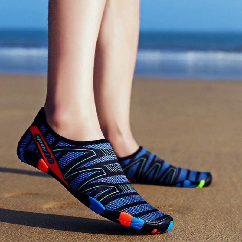 ภาพหน้าปกสินค้ารองเท้าเดินชายหาด รองเท้าเล่นทะเล รองเท้าว่ายน้ำ สีพื้น จากร้าน black_shoes001 บน Shopee