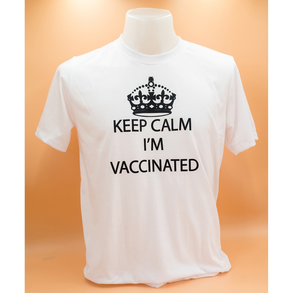 เสื้อยืด-keep-calm-im-vaccinated-สีดำ-สีขาว-ไม่หด-ไม่ยืด-ไม่ย้วย-ไม่ยับ