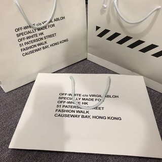 ภาพหน้าปกสินค้าOff White OW tote bag ถุงของขวัญกระดาษ   OFF WHITE shopping bag ซึ่งคุณอาจชอบราคาและรีวิวของสินค้านี้