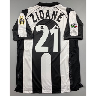 ภาพหน้าปกสินค้าเสื้อบอล ย้อนยุค ยูเวนตุส 1997 เหย้า Retro Juventus Home พร้อมเบอร์ชื่อ ZIDANE DEL PIERO อาร์มกัลโช่  เรโทร 1997-98 ที่เกี่ยวข้อง