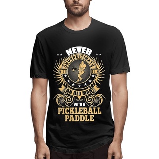 [S-5XL]เสื้อท็อปส์ ลาย Never Underestimate Old Man Pickleball Paddle Mans สีเทาเข้ม