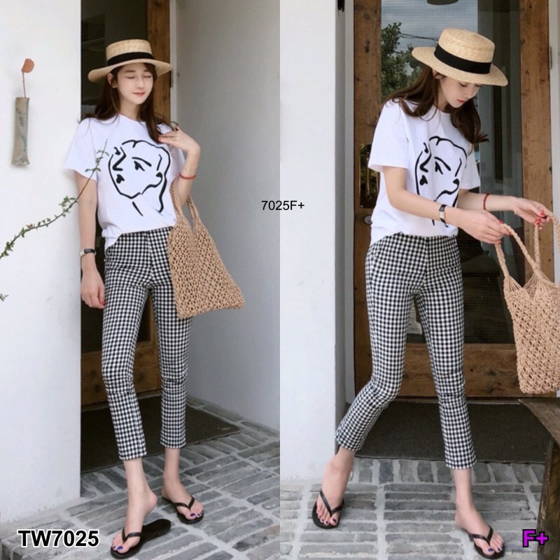 tw7025-set-2ชิ้น-เสื้อยืด-คอกลมสีขาวพื้นเรียบ-สกรีนตรงหน้าอก-ผ้าคอตตอน-มาพร้อมกับกางเกงขายาวลายสก๊อต-รอบเอวยืดสม้อคหลัง