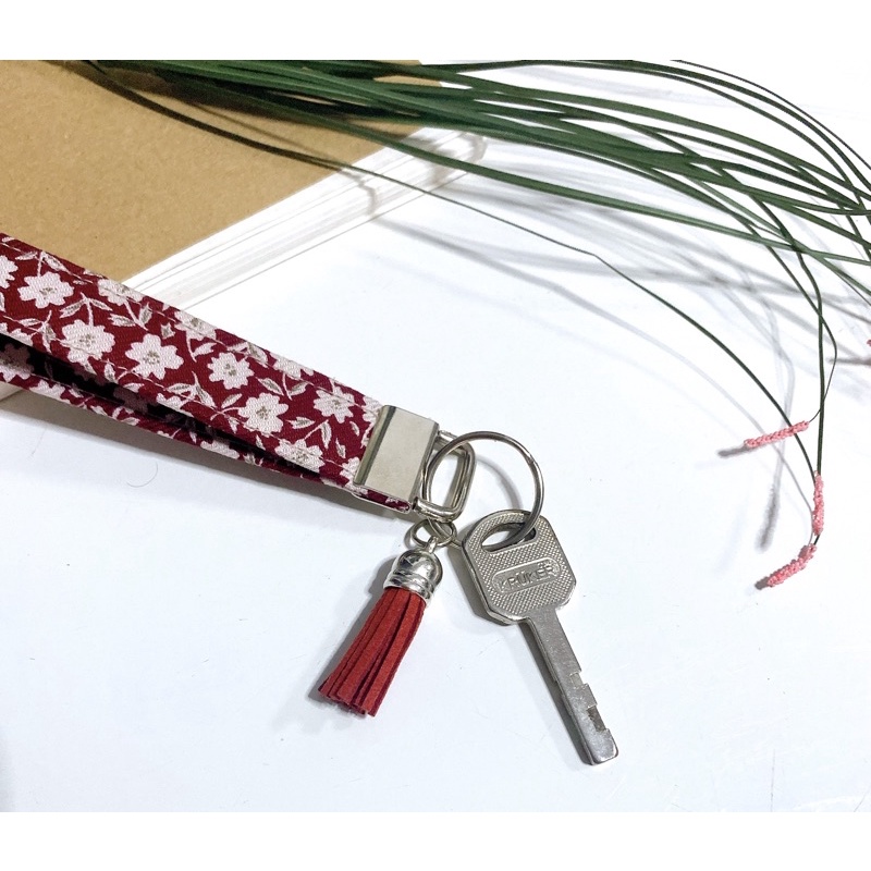 พวงกุญแจ-พวงกุญแจคล้องมือ-key-fobs-handmade-red-blossom