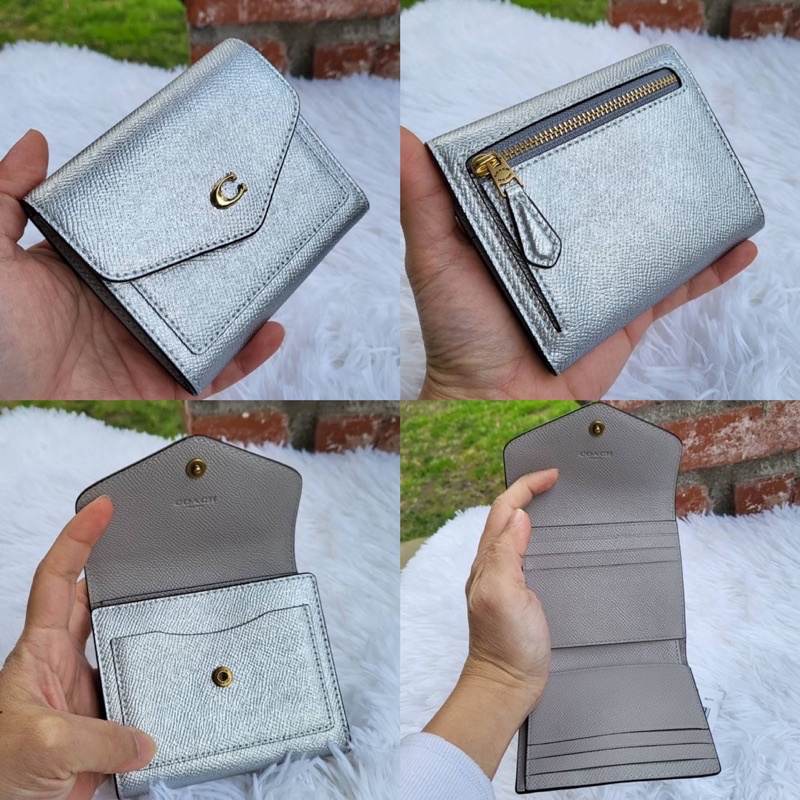 กระเป๋าสตางค์-สีเงิน-3-พับ-coach-wyn-soft-leather-wallet-c7181-soft-gold-metallic-slim-small-trifold