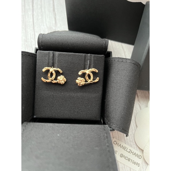 17900-chanel2hand99-chanel-22a-camellia-gold-cc-logo-stud-earrings-ต่างหู-earring