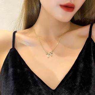 ภาพหน้าปกสินค้าDiamond Bowknot สร้อยคอเหล็กไทเทเนียมหญิง 18K Rose Gold Clavicle Chain พร้อมเครื่องประดับ ที่เกี่ยวข้อง