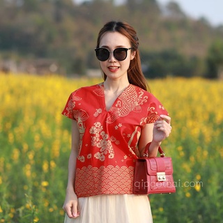 สินค้า เสื้อตรุษจีนผู้หญิง (เสื้อกี่เพ้า) เนื้อผ้าฝ้าย ทรงวีหน้าวีหลัง สีแดง ลายปลาคาร์ฟ