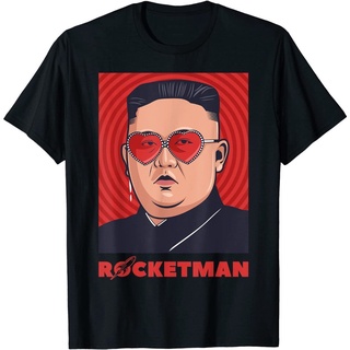 เสื้อยืดผู้ชาย Gildan เสื้อยืด พิมพ์ลาย Likes Kim Jong Un Rocketman สไตล์เกาหลีเหนือ สําหรับผู้ชาย และผู้หญิง S-5XL