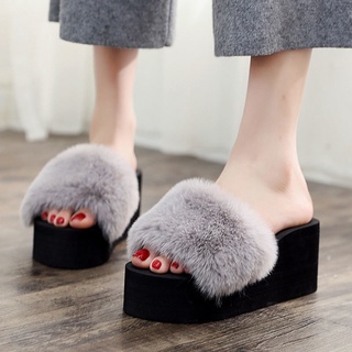 ใหม่ รองเท้าแตะขนสัตว์ ใส่เวอร์ชั่นเกาหลีในบ้านหนาด้านล่างรองเท้าแตะผ้าฝ้ายส้นลิ่ม (7 ซม.)