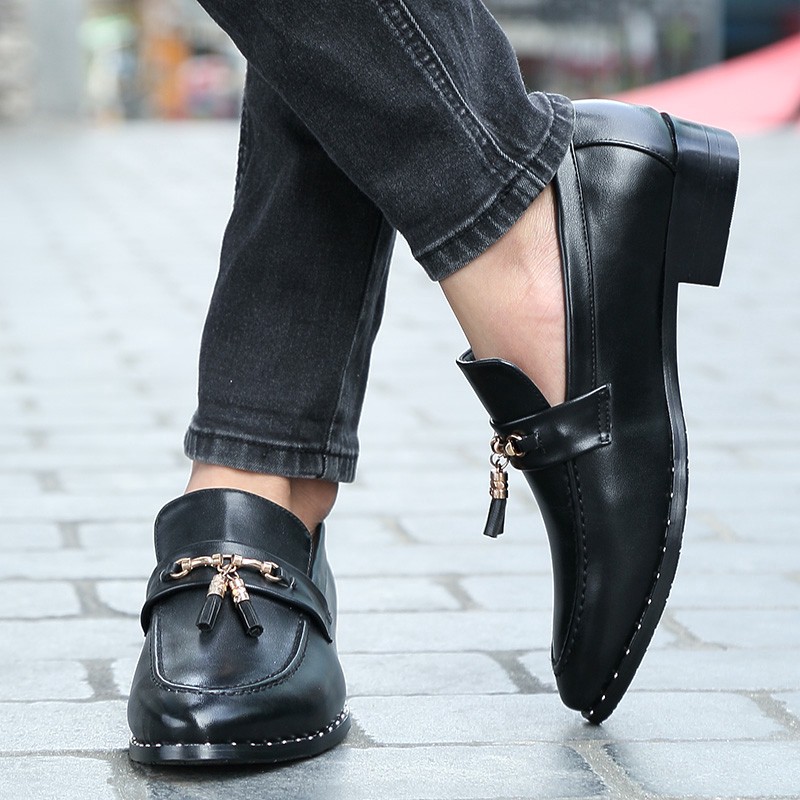 ภาพหน้าปกสินค้ารองเท้าแฟชั่น ผู้ชาย รองเท้าหนังแบบสวม Men's fashion shoes, leather-wear shoes Lightweight