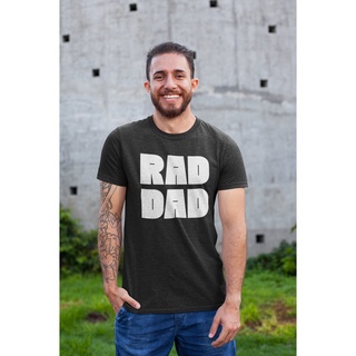 เสื้อยืดโอเวอร์ไซส์เสื้อยืดแขนสั้น พิมพ์ลาย Rad Dad Premium สําหรับผู้ชาย | ผ้าฝ้าย 100% | ของขวัญวันพ่อ หรือวันเกิดให้เ