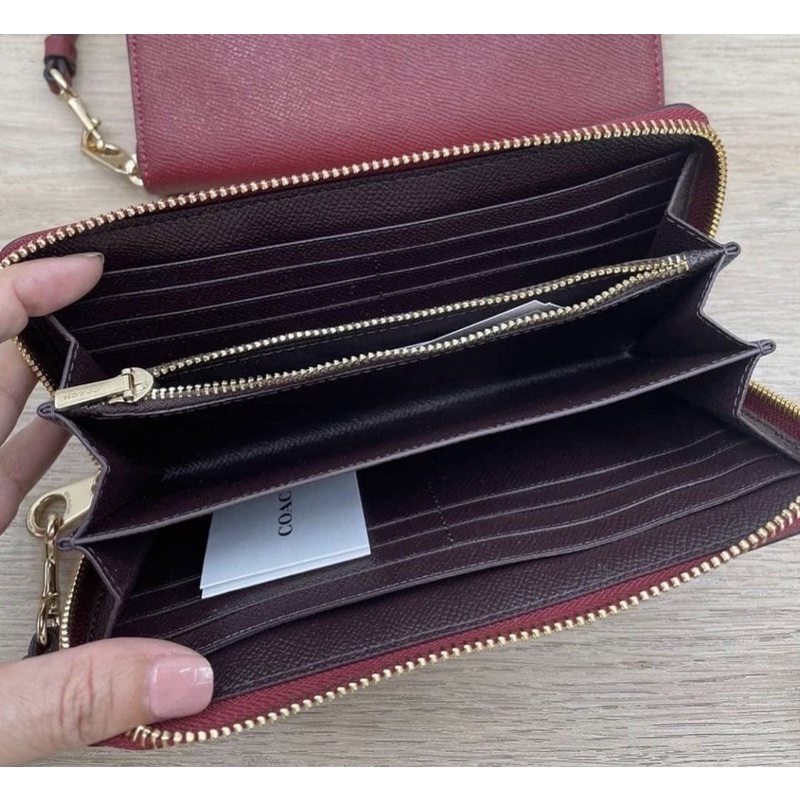 สด-ผ่อน-กระเป๋าสตางค์ซิปรอบ-มีสายคล้อง-สีเขียว-สีแดง-c3441-long-zip-around-wallet