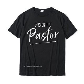 เสื้อยืดสีขาวเสื้อยืด ผ้าฝ้าย พิมพ์ลาย Dibs On The Pastor ตลก น่ารัก สไตล์เรียบง่าย สําหรับผู้ชาย ครอบครัวS-4XL