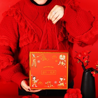 กล่องขนมสีแดงหูหิ้วลายมงคล ขนาด 20X20X6.5 ซม. แพคละ 5 ใบ  มี 2 แบบให้เลือก