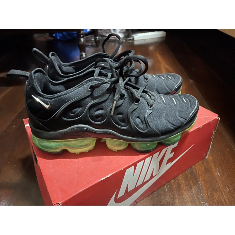 nike vapormax plus black volt
