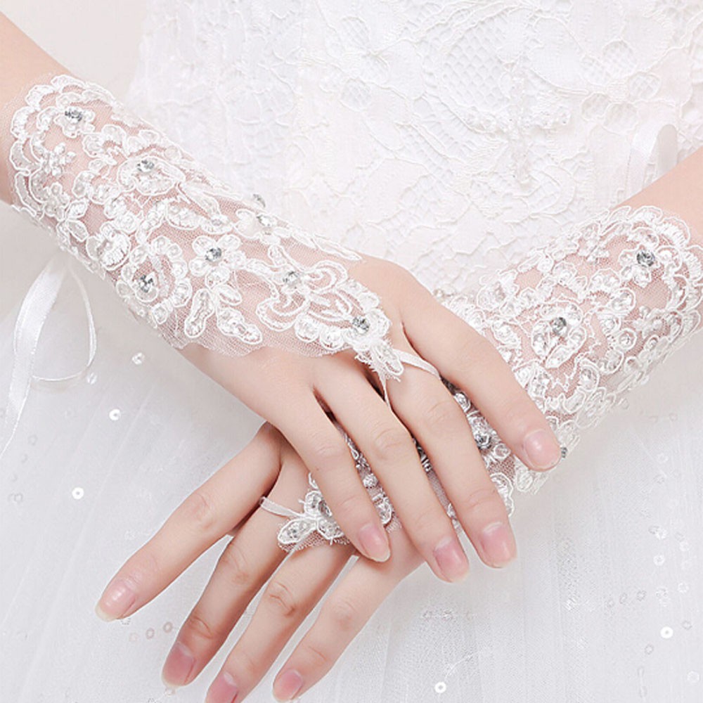 ภาพหน้าปกสินค้าถุงมือเจ้าสาวประดับลูกไม้ Rhinestone จากร้าน somedayzl.th บน Shopee