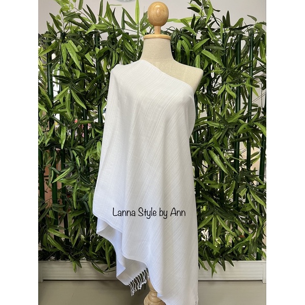 ภาพหน้าปกสินค้าผ้าพันคอผ้าไหมสีขาว/ ผ้าคลุมไหล่สีขาว / ผ้าพันคอปฏิบัติธรรม (ของจริงสวยมาก) จากร้าน lanna_style_by_ann บน Shopee