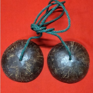 เดินกะลา ม้ากุ๊บกั๊บ กะลาก๊อบแก๊บ(ภาคเหนือ) เป็นของเล่นสมัยโบราณสำหรับเด็ก Coconut-shell walking