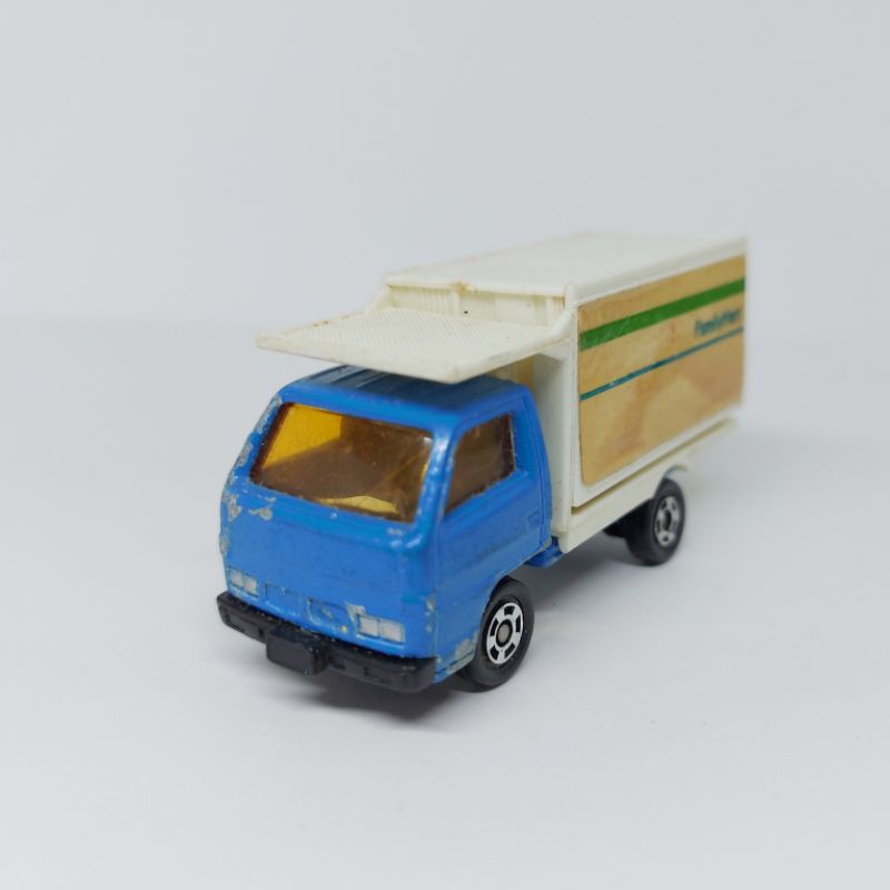 Tomica โมเดลรถขนสินค้า Family Mart - ISUZU ELF Delivery Truck