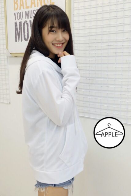 เสื้อแขนยาวมีฮู้ดสีขาว