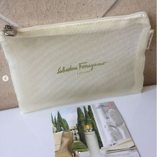 กระเป๋า-china-airlines-x-แบรนด์-ferragamo-exclusive-สีครีม-ที่ซิปมีลายของแบรนด์-ซิปลื่นมาก-เนื้อผ้าดี-ของใหม่-มือ-1