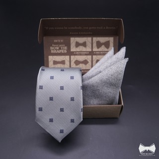 เซ็ทเนคไทเทาอ่อนลายจุดสี่เหลี่ยมเทาเข้ม+ ผ้าเช็ดหน้าสูท-Light Grey Squared Pattern Necktie+ Pocket square