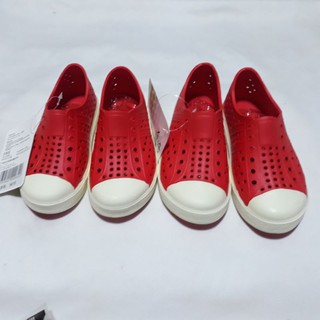 รองเท้าเด็กหุ้มส้นแบบสวมสีแดงขาว