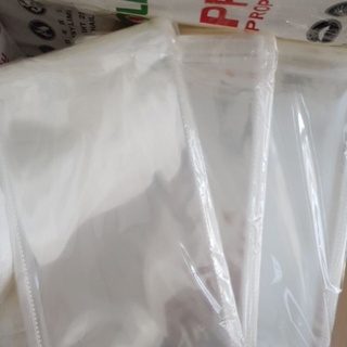 ภาพขนาดย่อของภาพหน้าปกสินค้าถุงแพ็คเสื้อ ถุงแก้วฝากาว ถุงแก้วopp แพ็ค1กิโลกรัม จากร้าน packpackshop บน Shopee