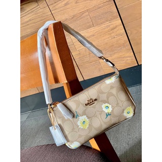 กระเป๋าหิ้วหรือคล้องมือ COACH NOLITA SIGNATURE WITH DAISY PRINT