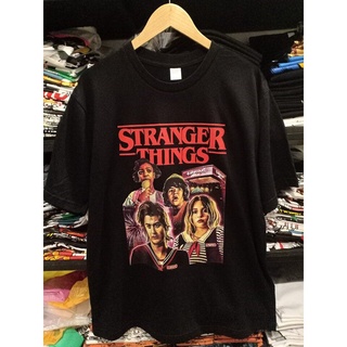 Stranger Things เสื้อยืด สกรีนหน้าหลัง เสื้อยืดผ้าฝ้าย เสื้อครอปคอกลมแขนสั้น เตรียมจัดส่ง