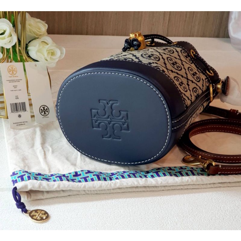 สด-ผ่อน-กระเป๋า-crossbody-สีกรม-งานชอป-ใบเล็ก-tory-burch-80534-t-monogram-jacquard-mini-bucket-bag