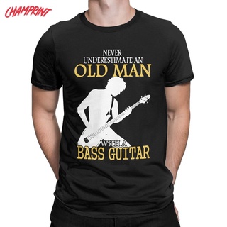 เสื้อยืดแขนสั้น ผ้าฝ้าย 100% พิมพ์ลาย Never Underestimate An Old Man With A Bass Guitar สําหรับผู้ชาย และผู้ใหญ่
