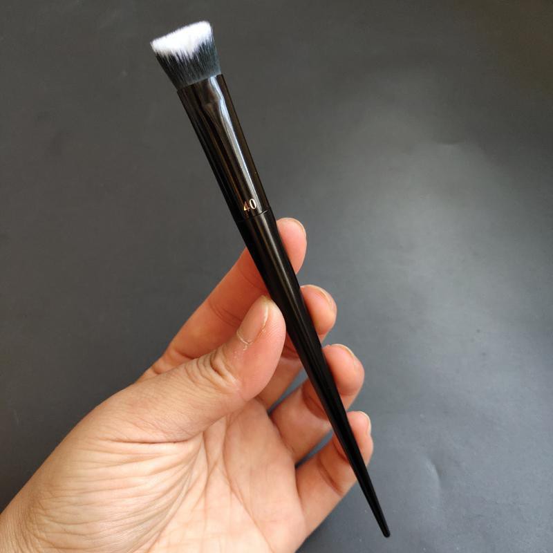 kat-von-d-ชุดแปรงแต่งหน้า-4-ชิ้น-kvd-แป้งผสมรองพื้น-คอนซีลเลอร์-แปรงแต่งหน้า