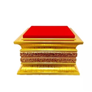 ฐานพระ กรอบไม้สีทองลายไทย ขนาดฐาน 6.5x6.5 นิ้ว สูง 4 นิ้ว พื้นที่วางพระกำมะหยี่สีแดง 5x5 นิ้ว [ฐานพระลายไทยทอง 2 ชั้น]
