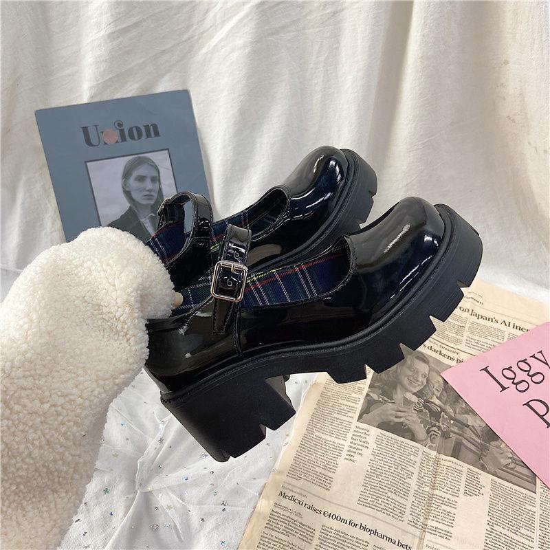 ภาพหน้าปกสินค้ารองเท้า jk รองเท้า Maryzhen หญิง 2022 ฤดูใบไม้ผลิวิทยาลัยญี่ปุ่น JK หนาก้นคำหัวเข็มขัดรองเท้าเดี่ยวรอบหัวนุ่มนวลรองเท้า