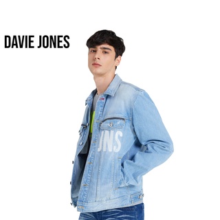 DAVIE JONES เสื้อแจ็คเก็ตยีนส์ ทรงทรัคเกอร์ สีฟ้า Denim Trucker Jacket in blue JK0022LB